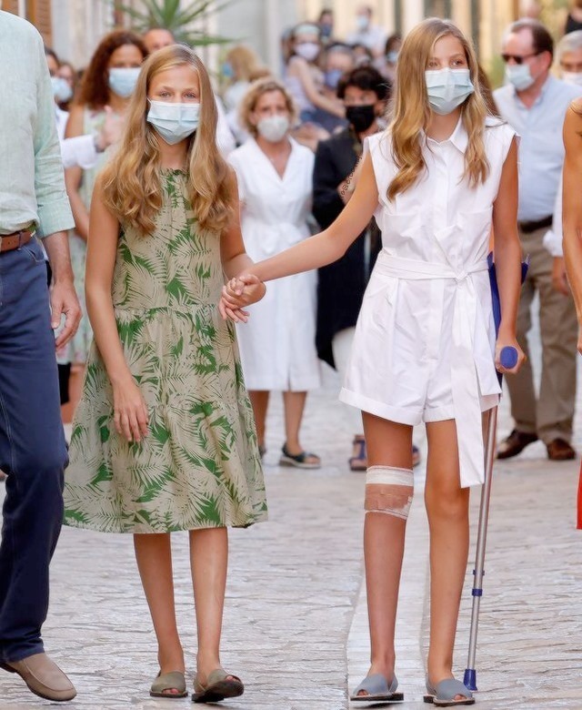 印花连衣裙|西班牙公主莱昂诺尔真会穿，无袖印花连衣裙清新减龄，娇俏甜美