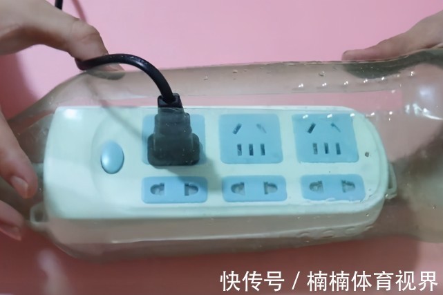 把插板放进塑料瓶里,解决了大家都困扰的一个难题,学会受用一生