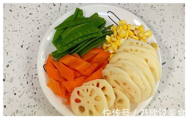 老婆坐月子没胃口,我用5种蔬菜做份小炒,出锅后她连吃两碗饭!