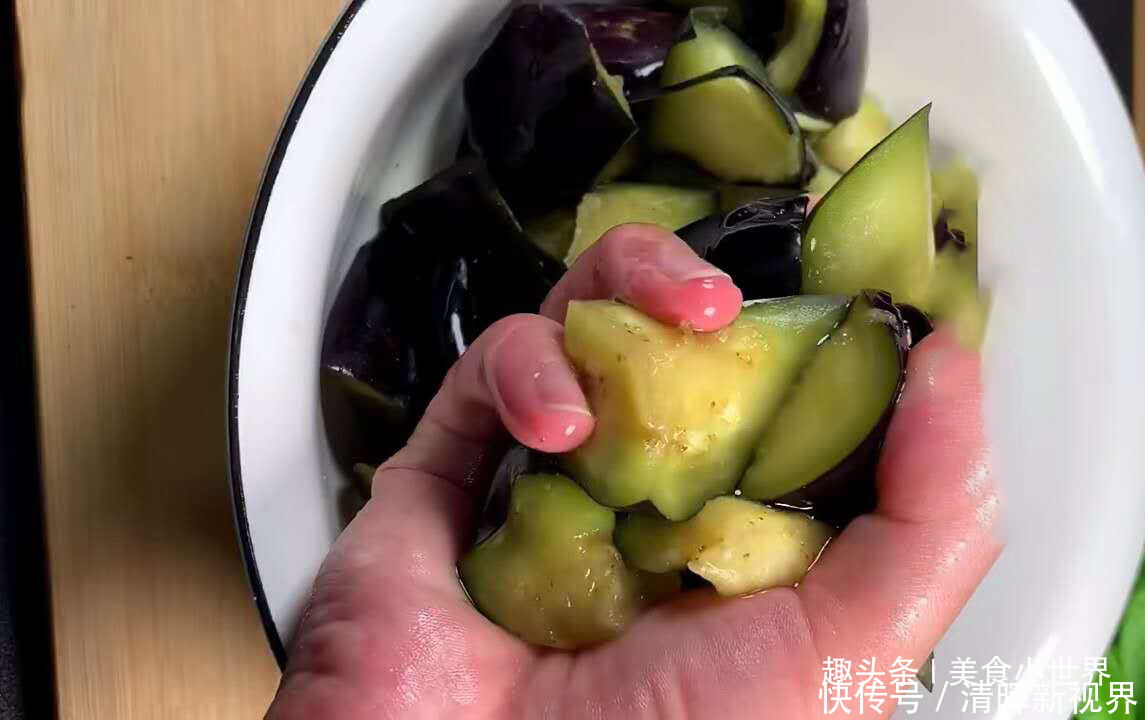  鲜香|不油炸的红烧茄子，一样的鲜香下饭，简单又营养，连吃3天都不够