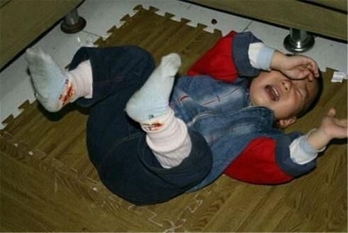 小区|女儿小区撒泼打滚,爸爸淡定看手机,对峙2小时,网友:都是狠人