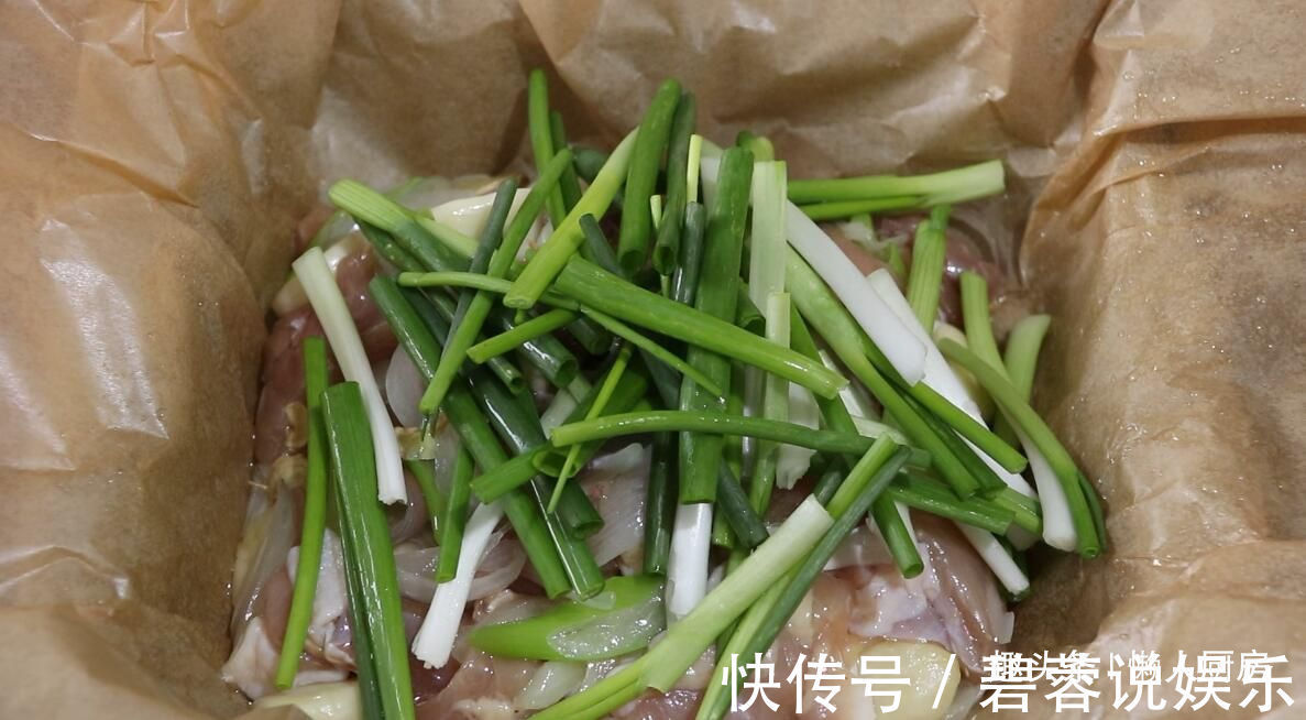 用烤箱做的纸包葱油鸡,比红烧鸡还香,做法太简单了