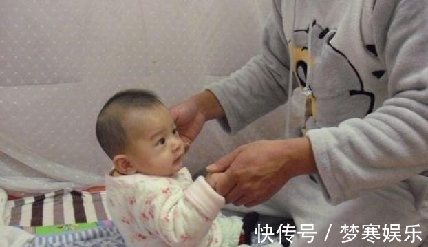 宝妈|你家6个月的宝宝,4个动作达标没?如果做不到当心“发育迟缓”