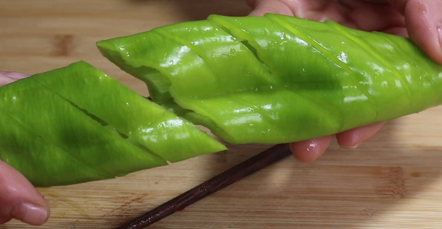 青椒别再炒肉丝炒鸡蛋，扔一把盐，不煮不炒，农村待客就靠它