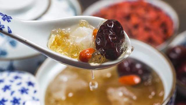 煮银耳汤时,牢记这3个诀窍,银耳出胶快又多,汤汁黏稠味道香
