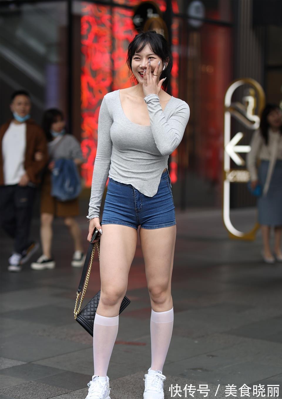 时尚|蓝色牛仔短裤,配麻灰色开叉小衫,让穿搭时髦又显个性