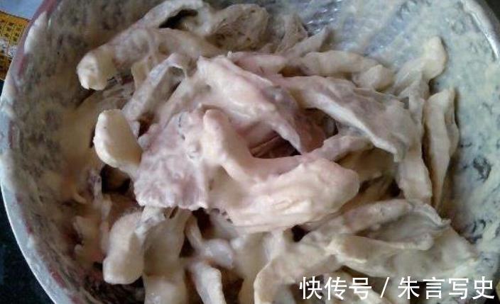 炸蘑菇|炸蘑菇总是回软？多半是没有掌握窍门，牢记4点，出锅后香酥可口