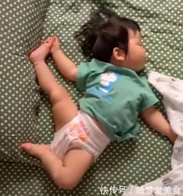 宝宝们|宝宝“高难度睡姿”火了,宝妈掀开被子后:这娃已打通任督二脉?