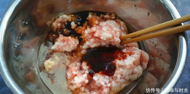 蒸肉包时,掌握这3点,包子饱满不回缩,汤汁浓郁回味无穷!