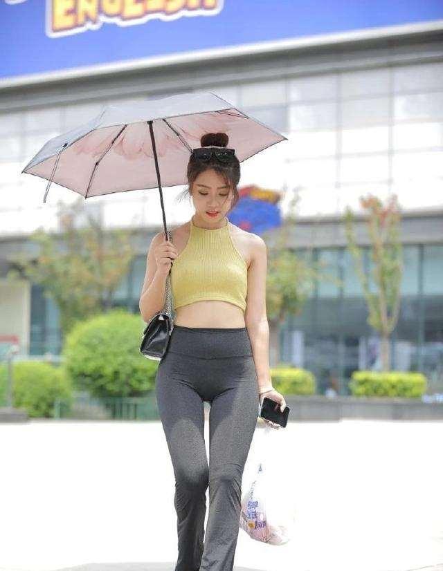 搭配 美女脚上搭配一双拼色的高跟鞋,穿起来非常的时尚又舒适