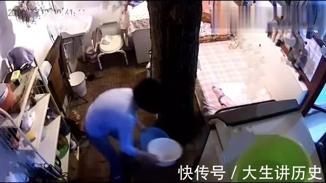 大树|15米大树穿过20㎡老屋,一家人害怕遭雷劈,出价8万挖走也不敢卖