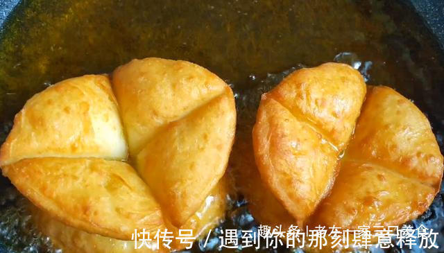 面粉里加一个鸡蛋,饭碗一扣,个个蓬松鼓大泡,比油条简单更好吃