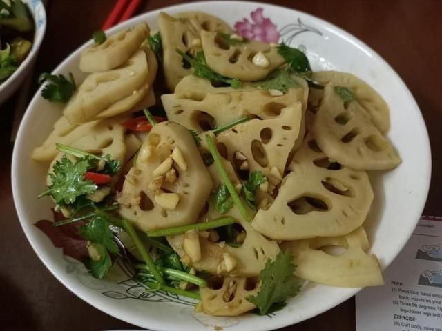 带男友回家，爸爸顶着高温用柴火烧菜，吃完饭后男友留下2千元