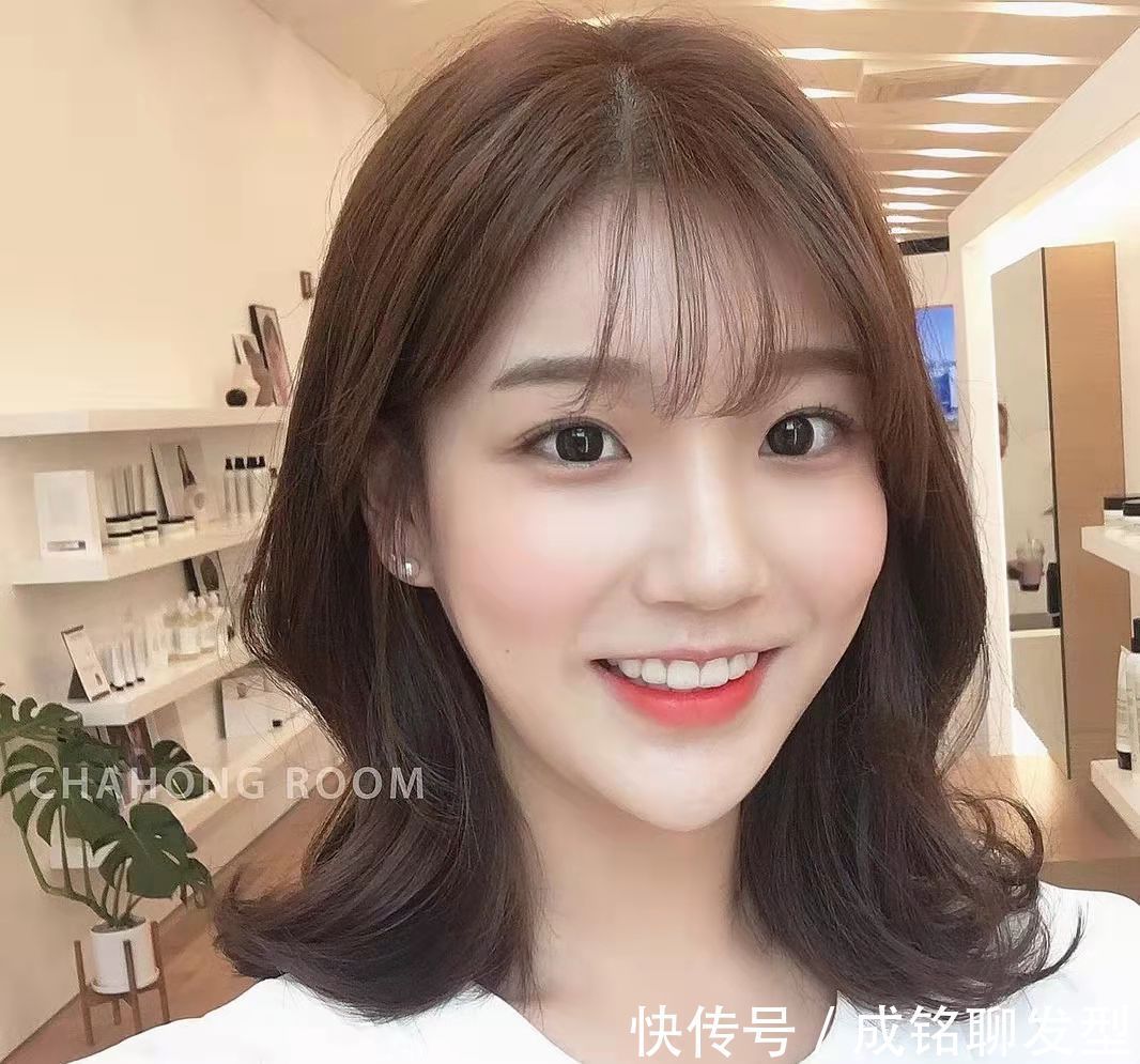 柔卷 换来换去,还是“锁骨烫”时髦,今秋流行的八款发型显脸小又减龄