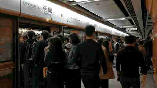 阿姨|上海富婆健身房“不雅视频”全网疯传:人没了底线,有多可怕?