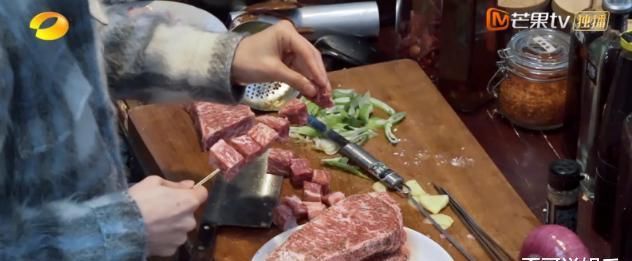 人均 差距真大！综艺节目中5个人一顿饭花70元，剧外吃牛肉人均1200元