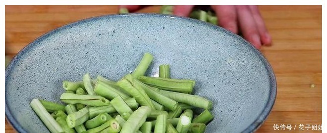 大蒜|面条别再煮着吃，教你一个新吃法，比大鱼大肉过瘾，一锅不够吃！