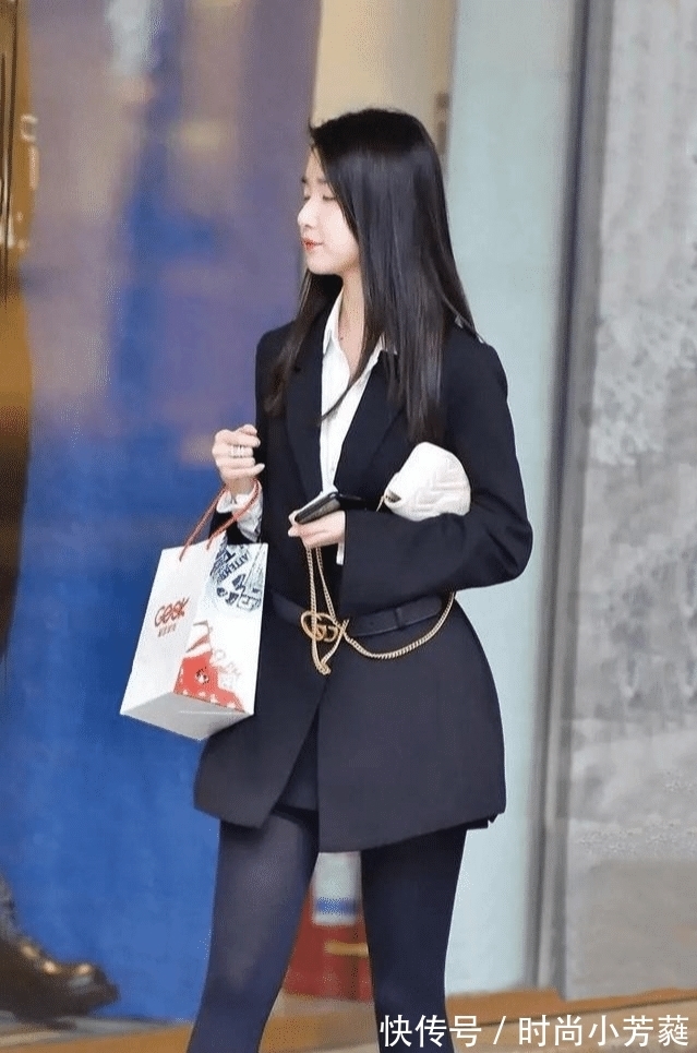 神秘的 简约职场穿搭,西装革履+黑裤袜打底,轻松搭起时尚风范