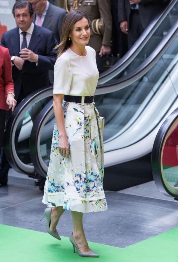 高贵|西班牙王后越老越美,穿宝石蓝衬衫气质真好,配刺绣纱裙更显高贵