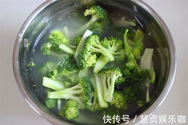 脆嫩|西蓝花炒不好吃?试试这做法,只用4种调味料,脆嫩爽口吃不够