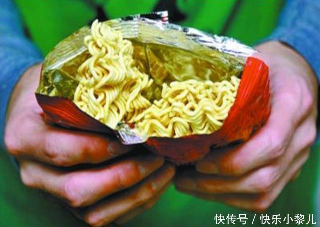 熊孩子捏碎超市18包泡面,员工要求赔偿后,妈妈秒变''熊家长''