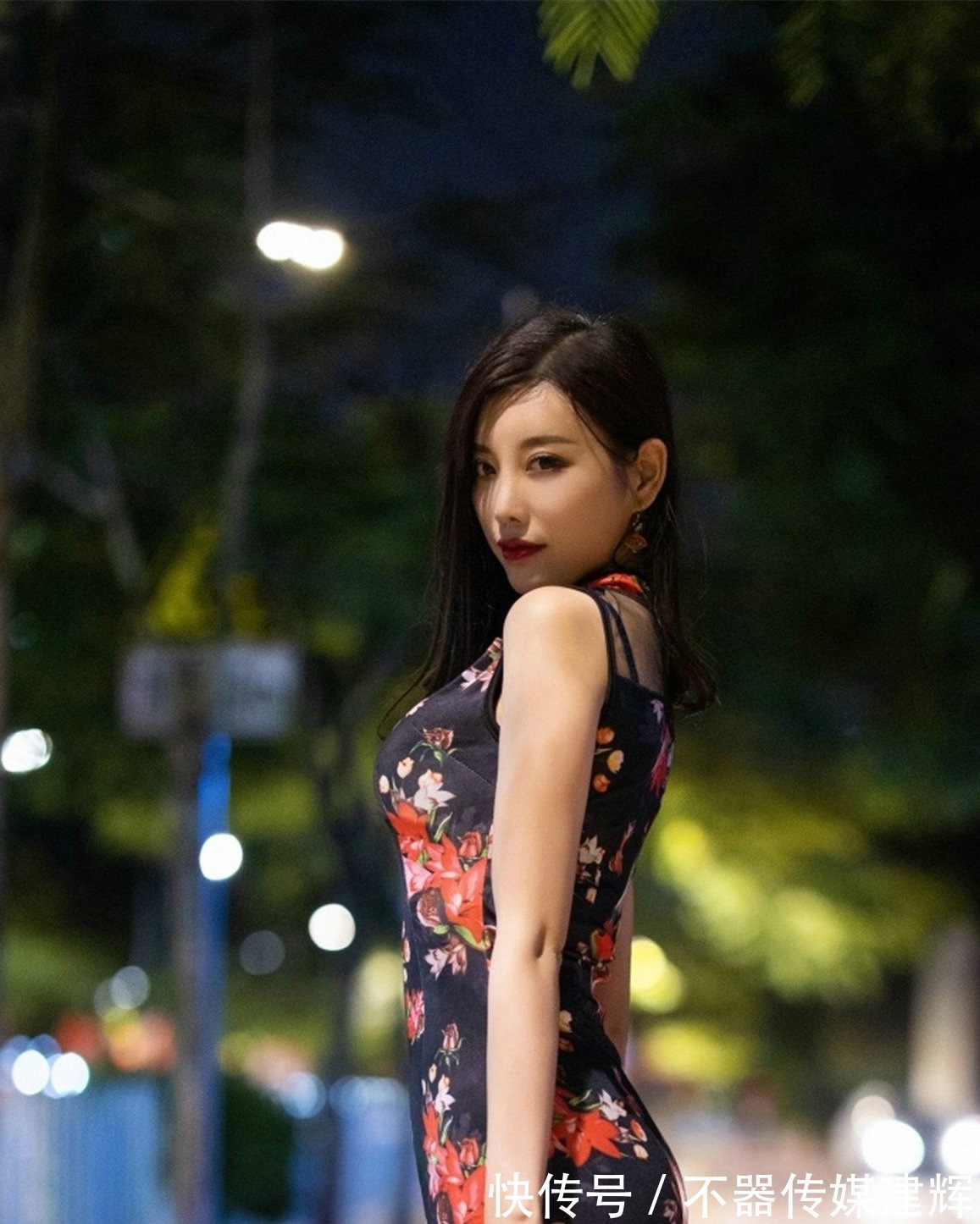 气息|旗袍增加华丽的奢华气息,既体现了东方传统的韵味,又有着时尚感