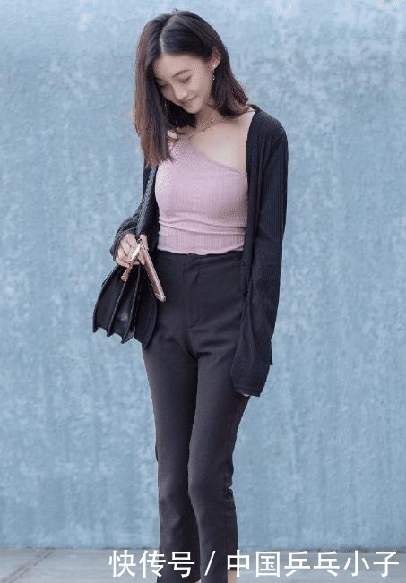 上衣|粉色围脖搭配黑色休闲裤,青春减龄,彰显时尚气质
