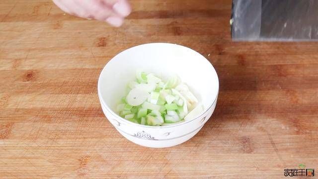 土豆和茄子别炖着吃了,教你新做法,比红烧肉还香,看着就流口水