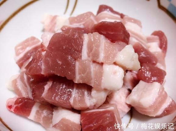 美食|做红烧肉时,别急着焯水,之前多加这1步,红烧肉肥而不腻还入味