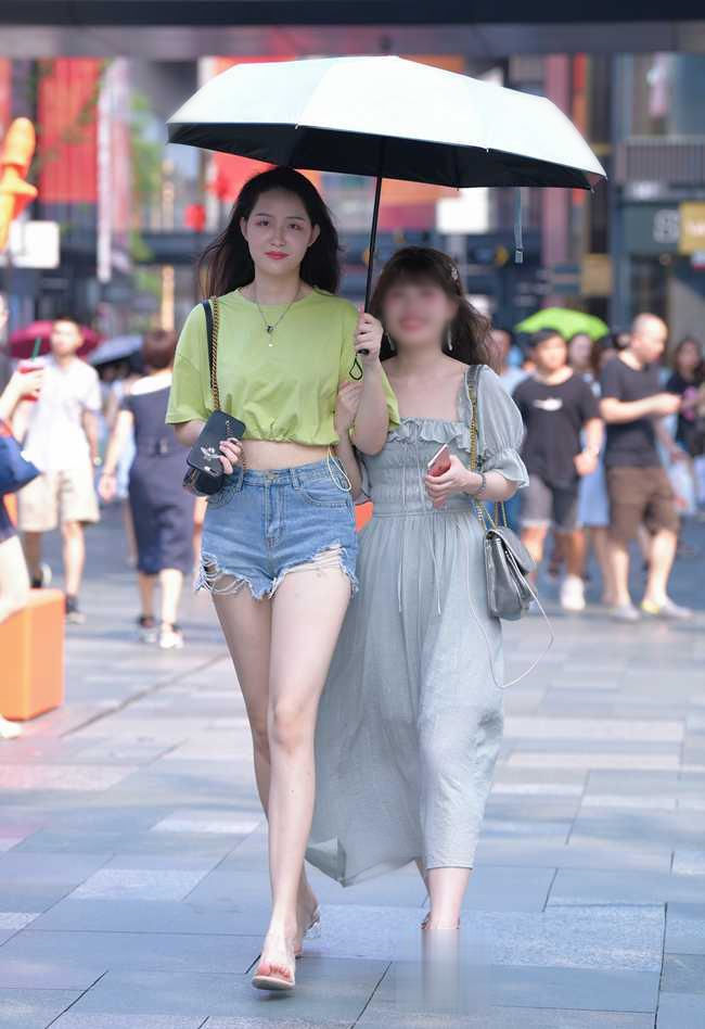 腿这么长还穿高跟鞋，这是要把闺蜜甩出“宇宙”吗？