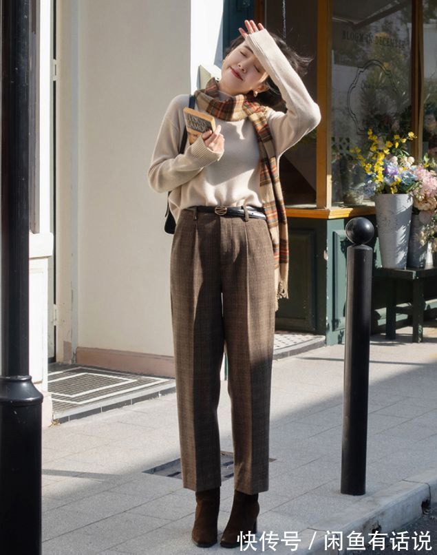 穿搭 真正优雅的中年女人,冬天都在穿“毛衣+奶茶裤”,保暖又显气质