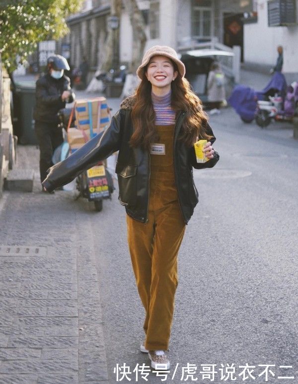 谁说背带裤太“幼稚”？只要搭配得好，轻轻松松穿出少女感