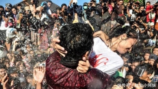 直击巴厘岛"亲吻节","男女湿身"狂吻,女性要比男性更主动!