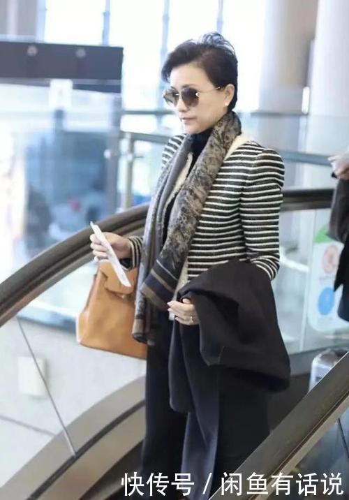 洋气|53岁杨澜越老越时髦,娃娃衫配纱裙不算啥,头上染一撮蓝毛才洋气