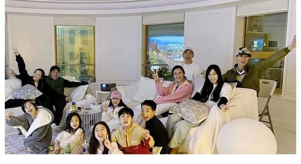 《爸爸5》萌娃重聚 Jasper与小泡芙玩游戏气氛欢乐