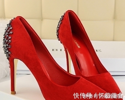 百搭 女人身材丰满，就要穿这种高跟鞋，性感妩媚，显高显瘦，贼美