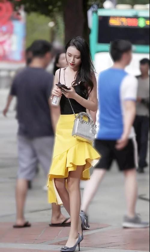 光环|街拍:爱美的小姐姐,不管怎么穿都自带女神光环