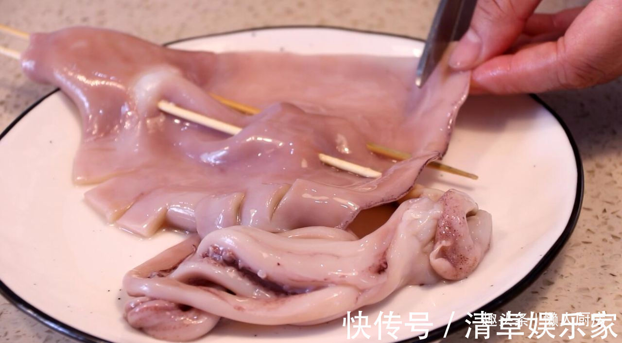 清洗干净|夏天,鱿鱼别白灼着吃了,教你烤鱿鱼的详细做法,配啤酒太爽了