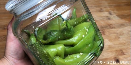 原来腌辣椒这么简单，不加一滴水，坛子不生花不易坏，三天就能吃