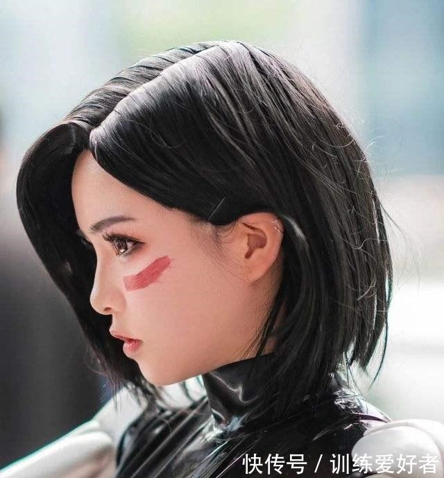 鼓包|胶衣coser竟也可以不是小姐姐尴尬的鼓包也是假的槽点太多了！