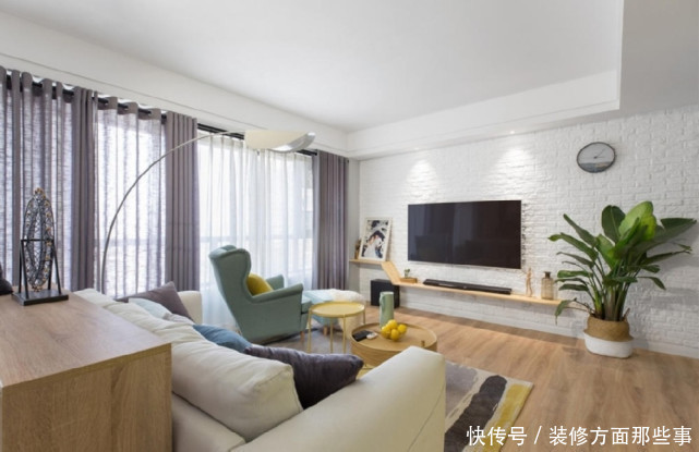 落地窗|97平北欧风三居室,客厅整面落地窗将光线引入室内,大气通透