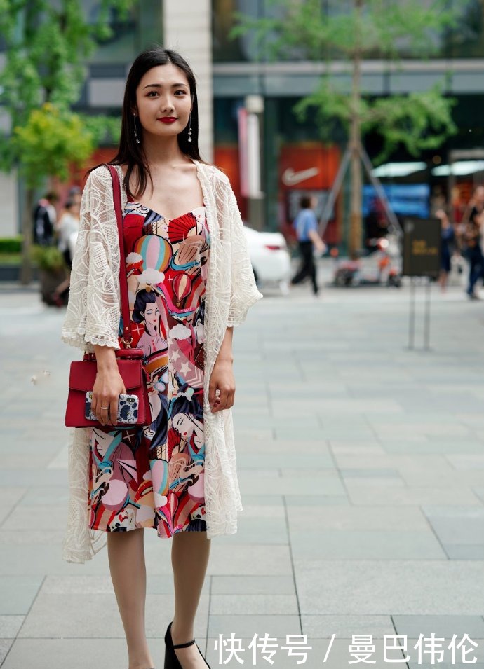 看着|小姐姐颜值高身材好,看着的确很是醒目