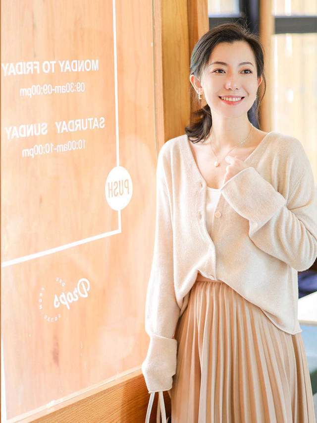 搭配|其实,秋天用白色针织开衫搭配黑色连衣裙就很美,简约百搭又高级