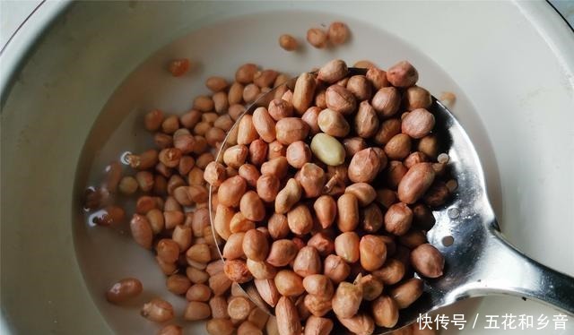 推荐一道年夜饭下酒菜,喝酒人的最爱,越吃越香,百吃不腻