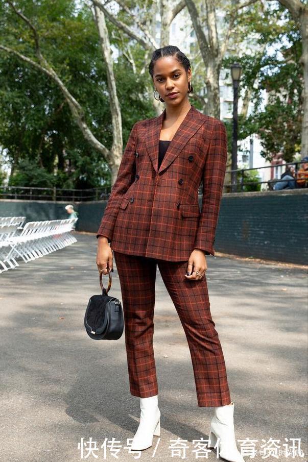 冬天街头的“英伦时尚”，我劝你这样穿，英伦女性的优雅你也能有