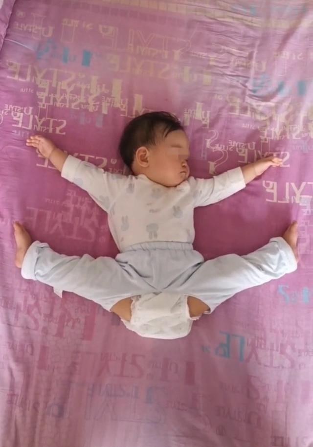 一字马|宝宝“一字马”睡姿走红,3个月会劈叉,网友:体操女王来了