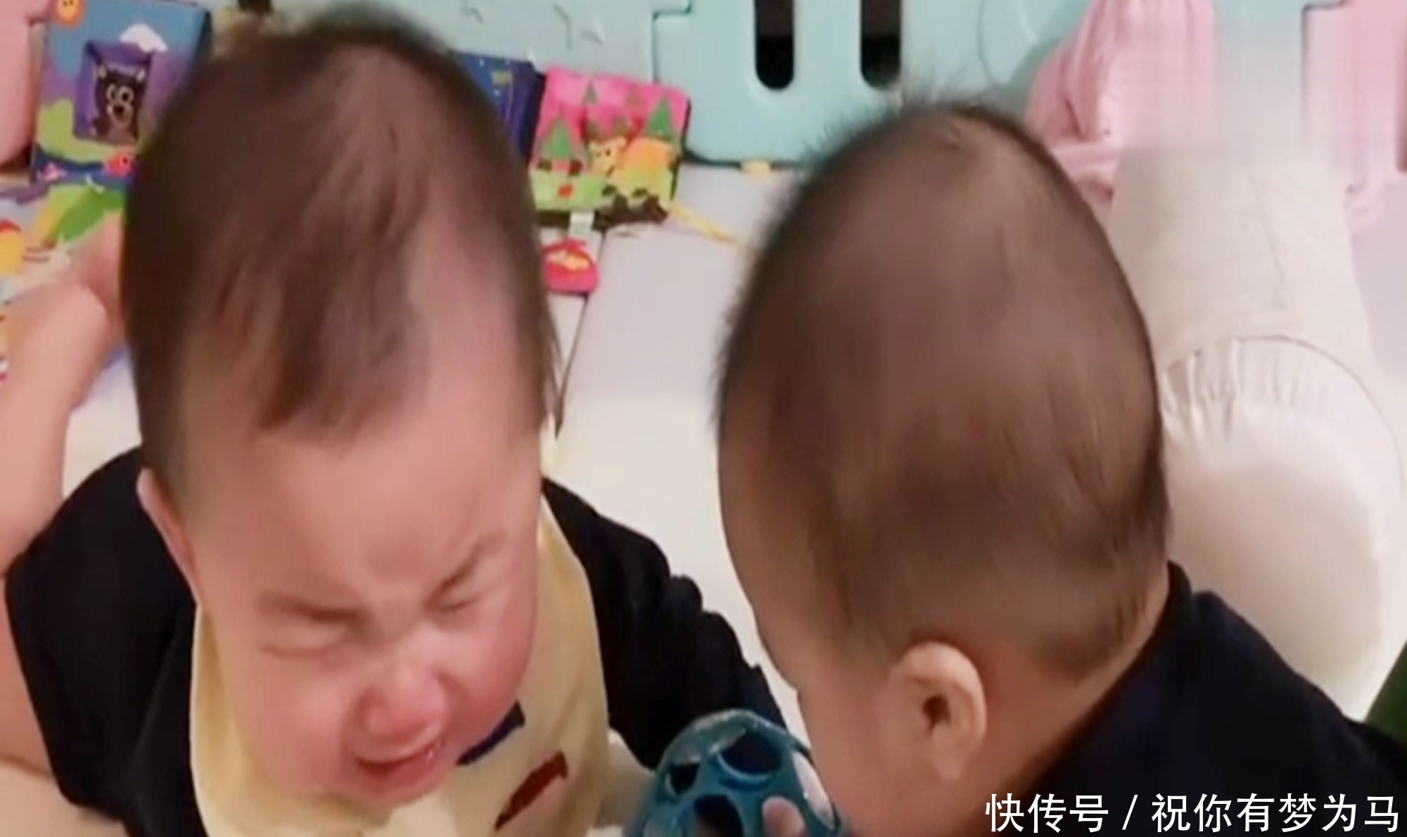边小宝|“婴语大战”，两个不会说话的小宝宝吵架，输的那个哭惨了！