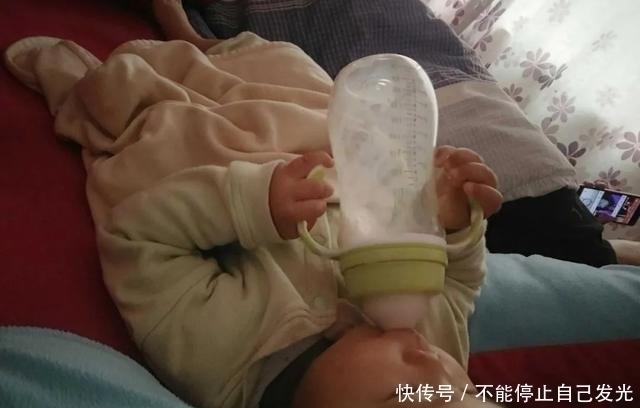 奶瓶|“脚扶奶瓶”的喝奶宝宝火了,开发奇葩吃奶姿势,网友骨骼清奇
