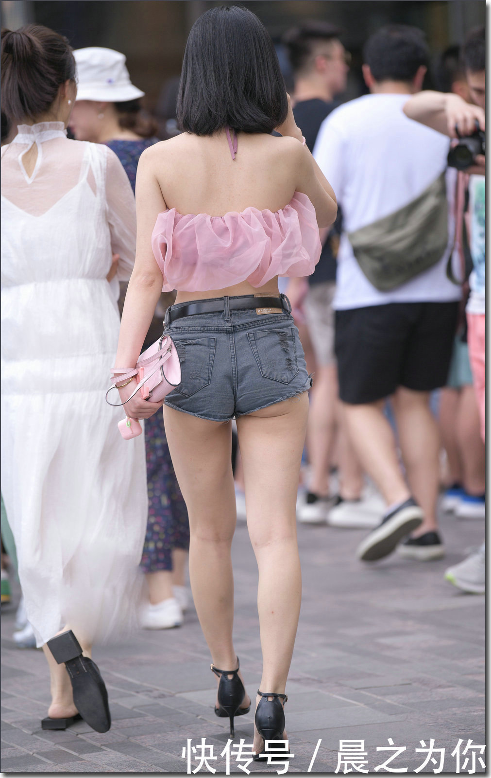 街拍漏脐装搭配超短裤,这位小姐姐很省面料
