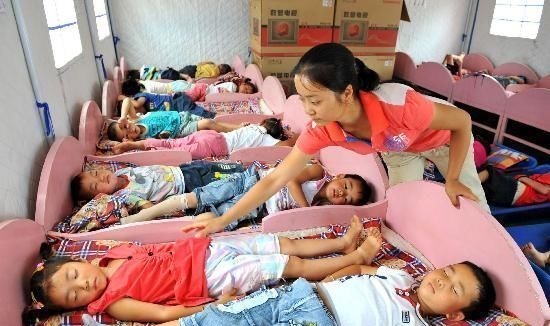 女孩子们|幼儿园午睡起床后,老师和孩子在忙什么?不是在穿衣叠被